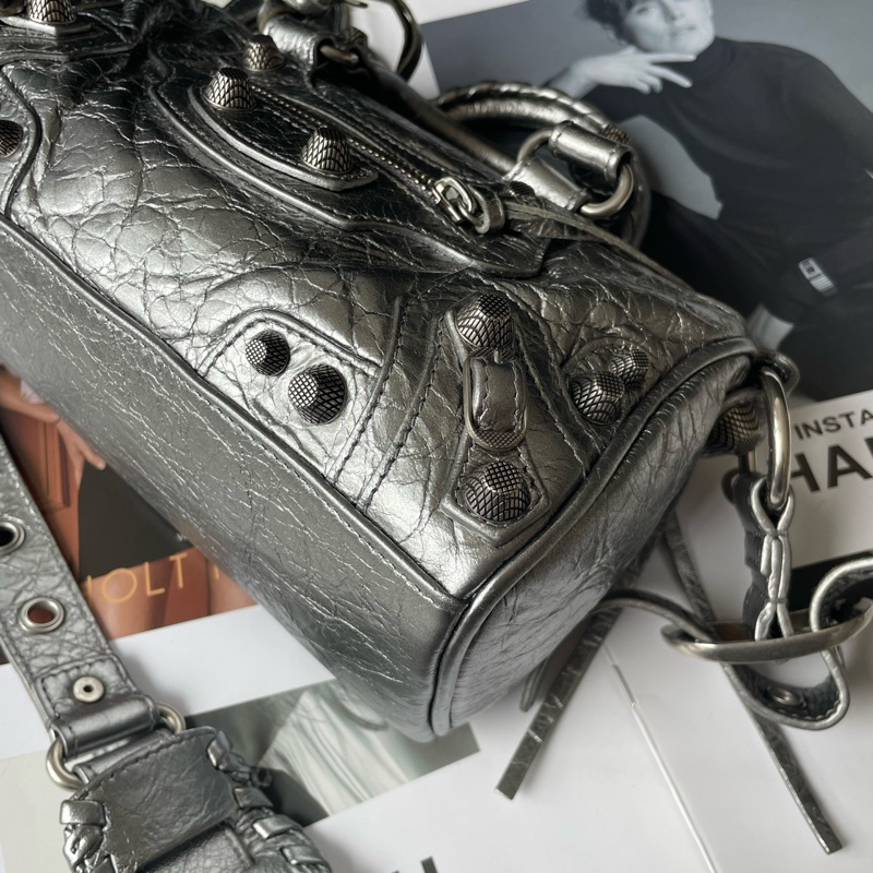 Balenciaga巴黎世家 太空銀duffle bag圓筒包 吸睛銀色 肩帶可以調節底長22-4