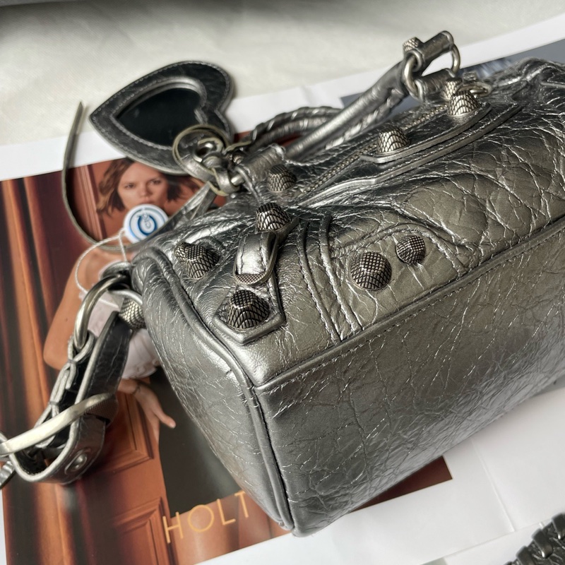 Balenciaga巴黎世家 太空銀duffle bag圓筒包 吸睛銀色 肩帶可以調節底長22-5