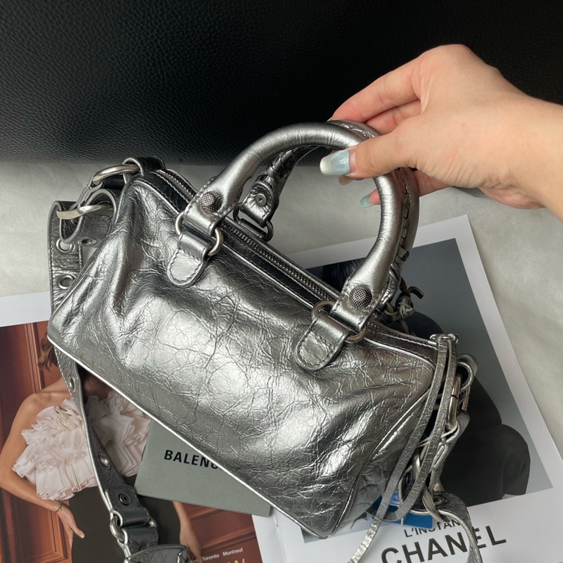 Balenciaga巴黎世家 太空銀duffle bag圓筒包 吸睛銀色 肩帶可以調節底長22-7