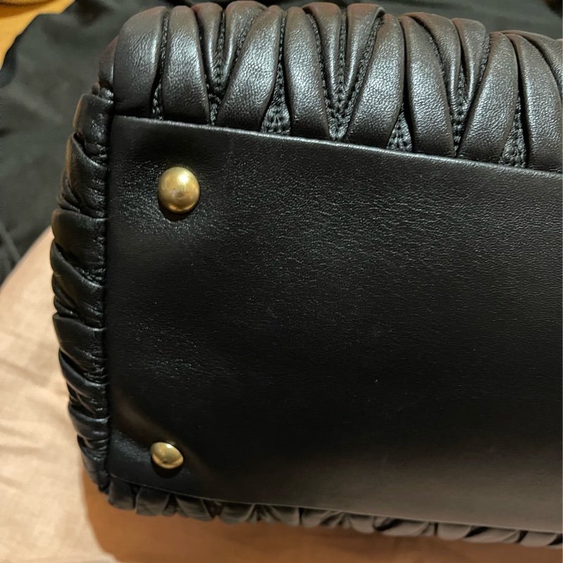 MiuMiu金釦黑手提包 側背包-4