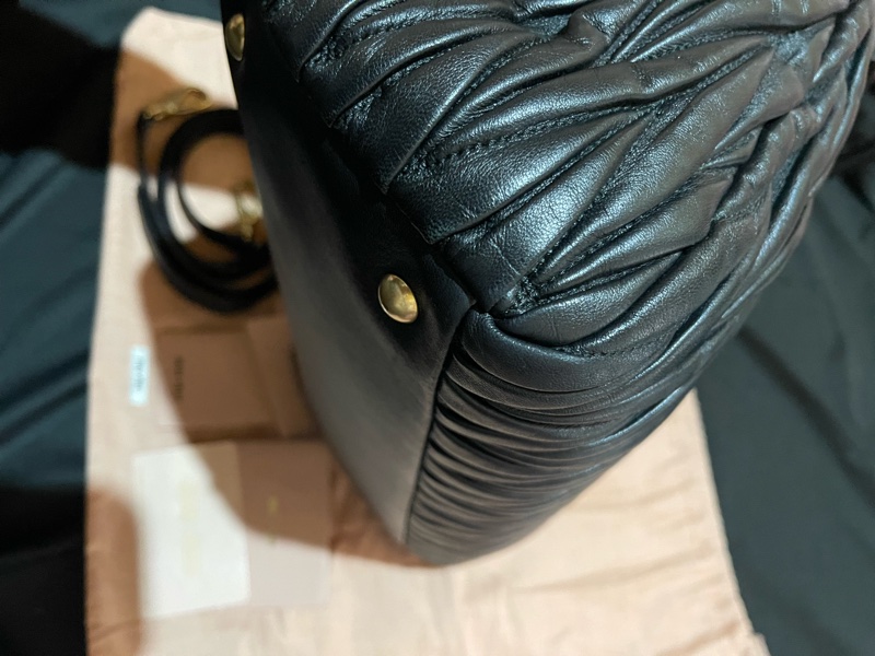 MiuMiu金釦黑手提包 側背包-28