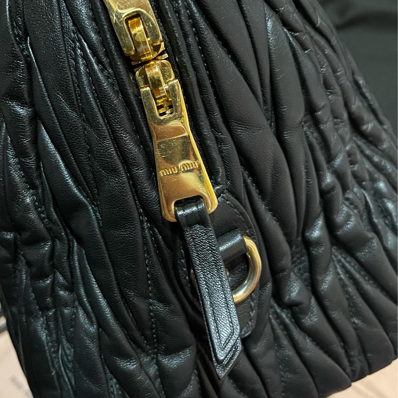 MiuMiu金釦黑手提包 側背包-33