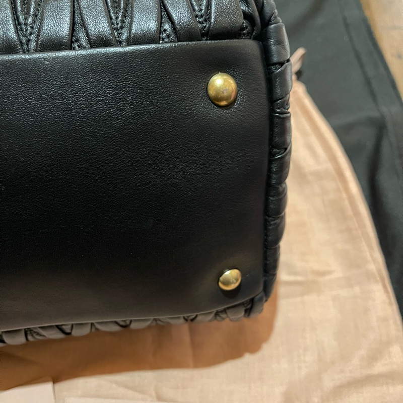 MiuMiu金釦黑手提包 側背包-35