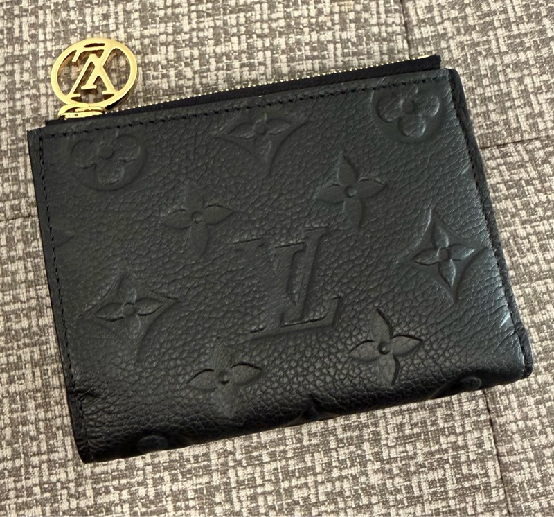LV Lisa黑牛皮短夾M83365-0