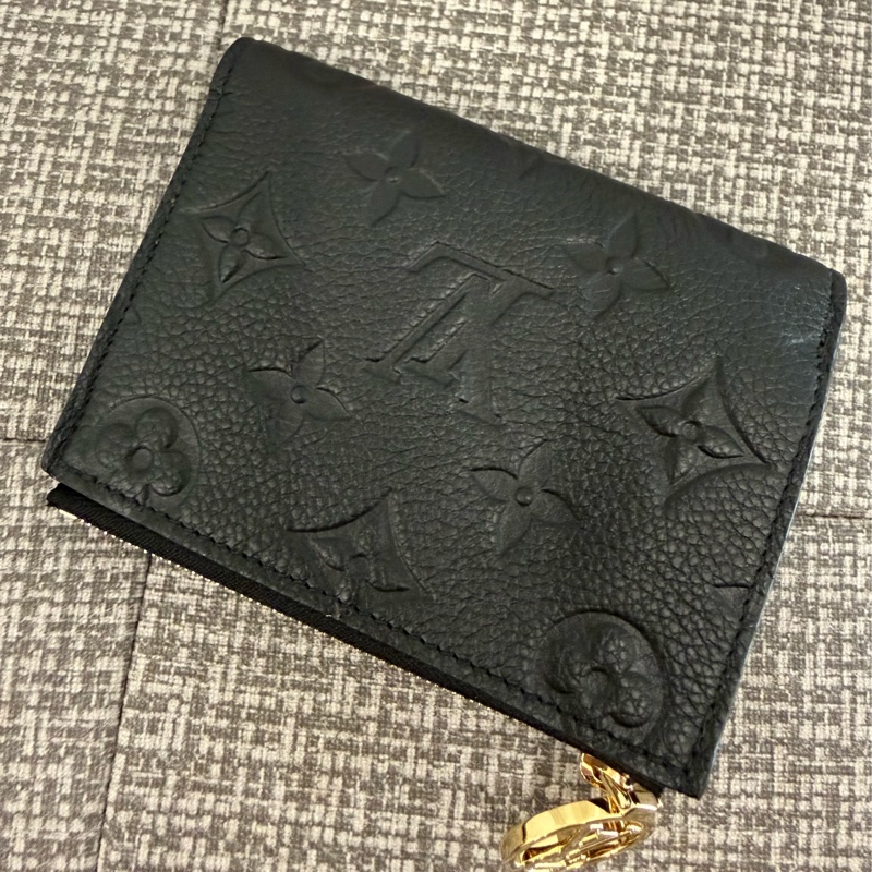 LV Lisa黑牛皮短夾M83365-7