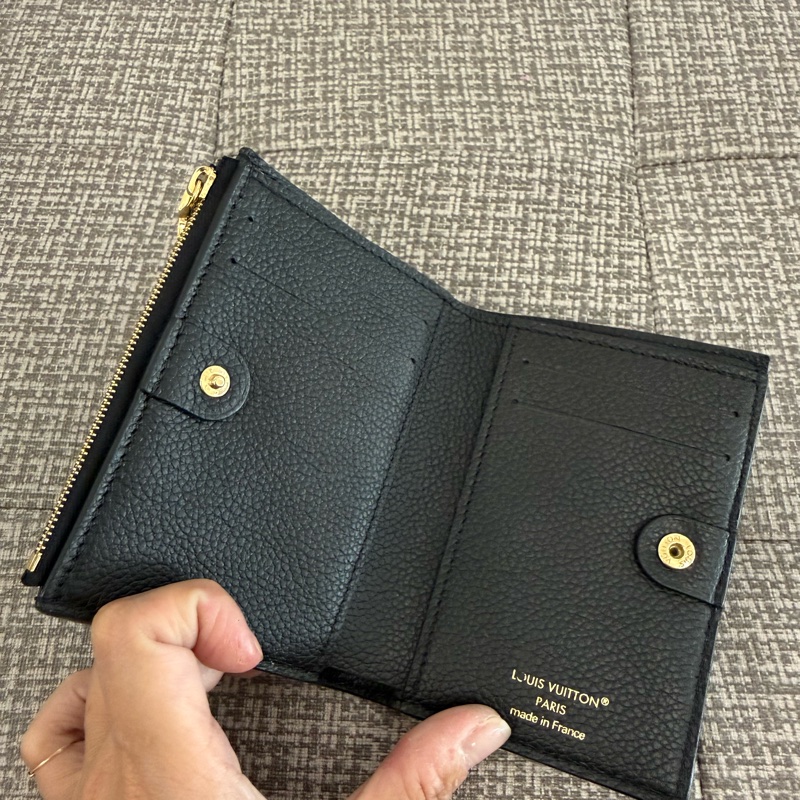 LV Lisa黑牛皮短夾M83365-16