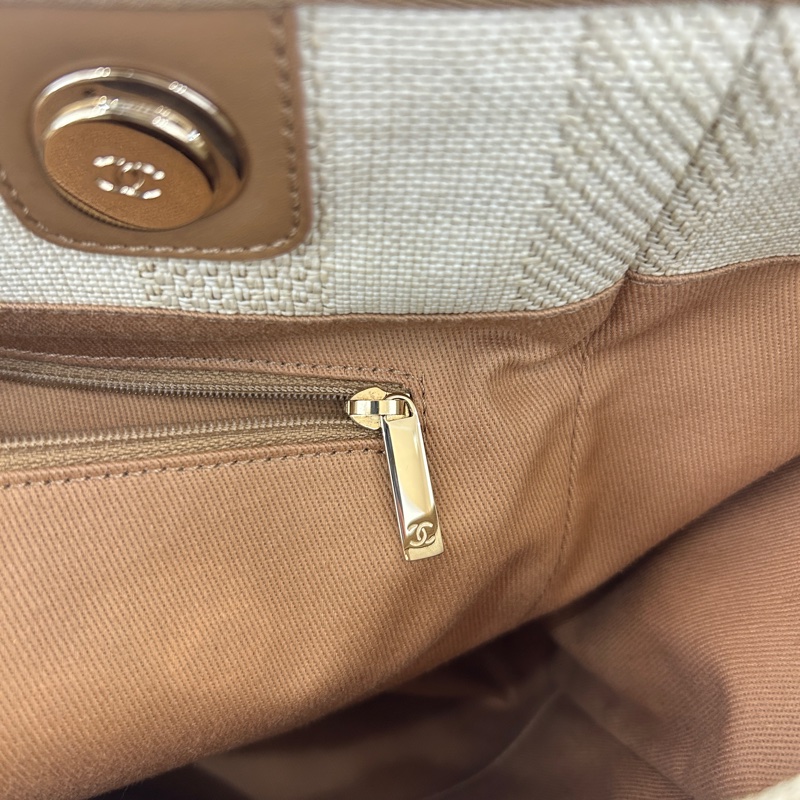 Chanel A67001奶茶色小款沙灘包(29開)-13