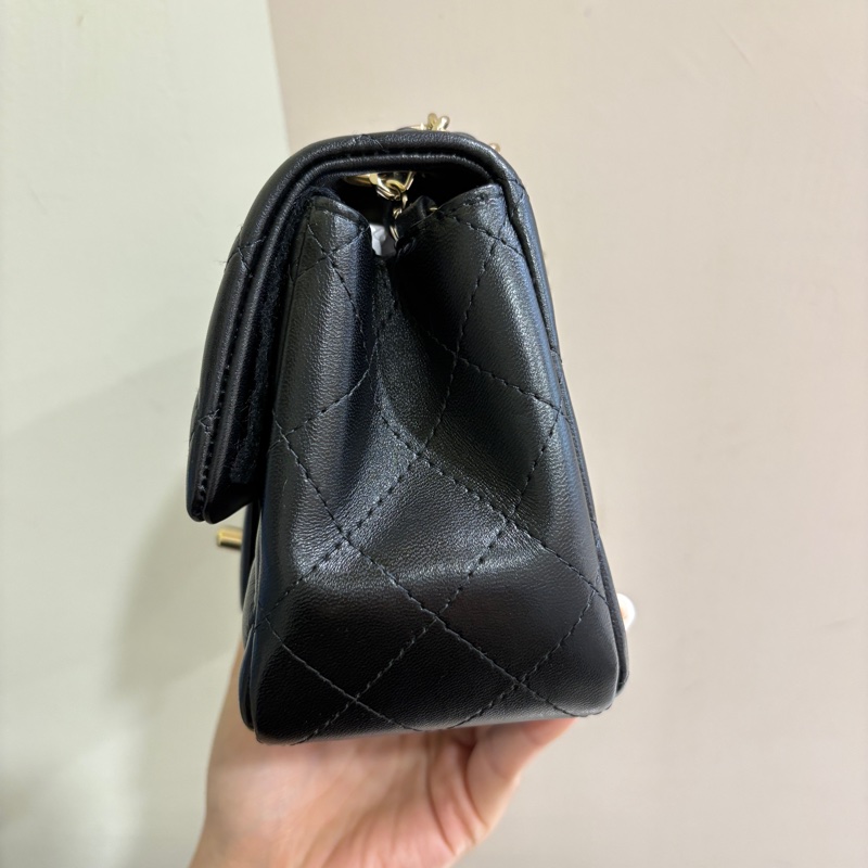 Chanel 黑羊皮淡金釦方胖子-1