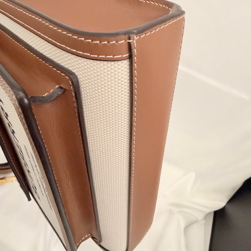Burberry 牛皮拼帆布 mini pocket斜背包-18