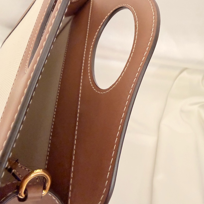 Burberry 牛皮拼帆布 mini pocket斜背包-26