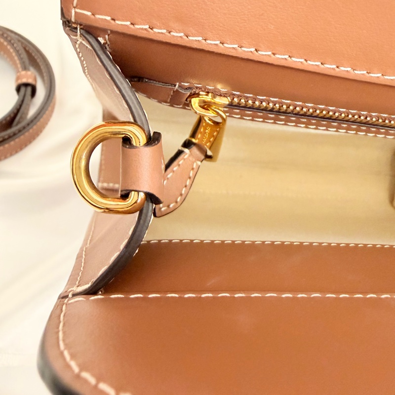 Burberry 牛皮拼帆布 mini pocket斜背包-38
