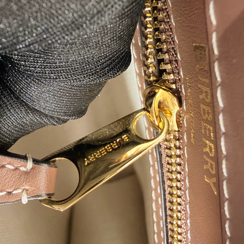 Burberry 牛皮拼帆布 mini pocket斜背包-49