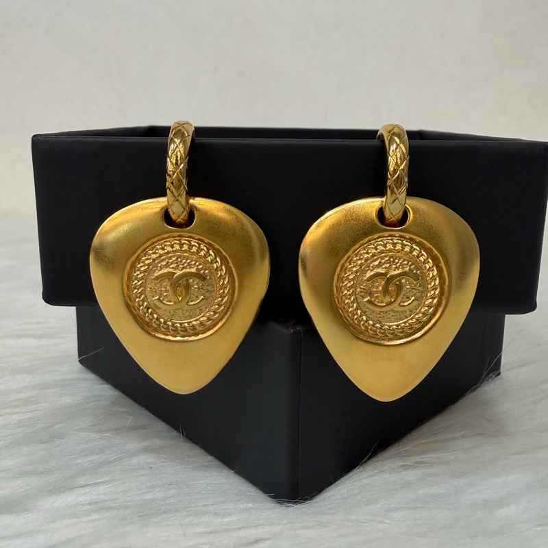 CHANEL 金色雙C金幣紋 吉他彈片撥片PICK LOGO 垂吊式 耳環 VINTAGE老香風-1