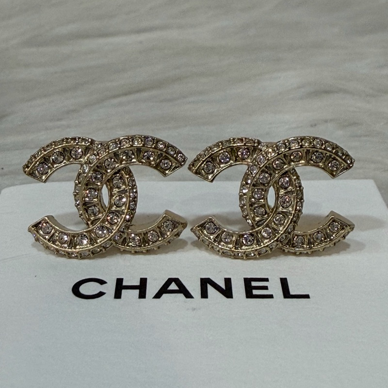 CHANEL A86504 香奈兒金色雙C 雙層雙排水鑽 LOGO 小香立體螺旋 耳環 耳針-12