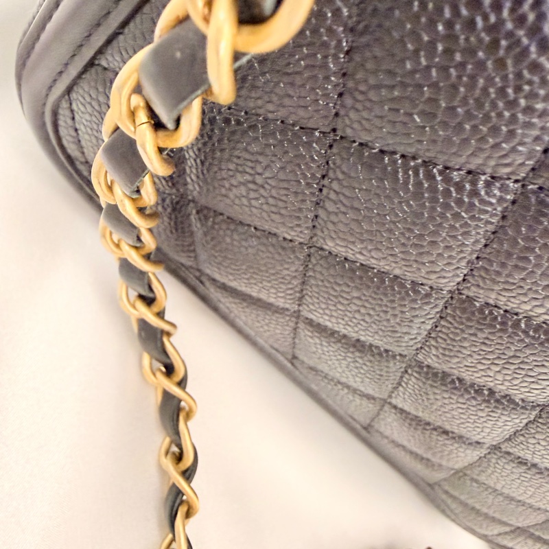 Chanel Vanity case 黑荔枝皮斜背包-37