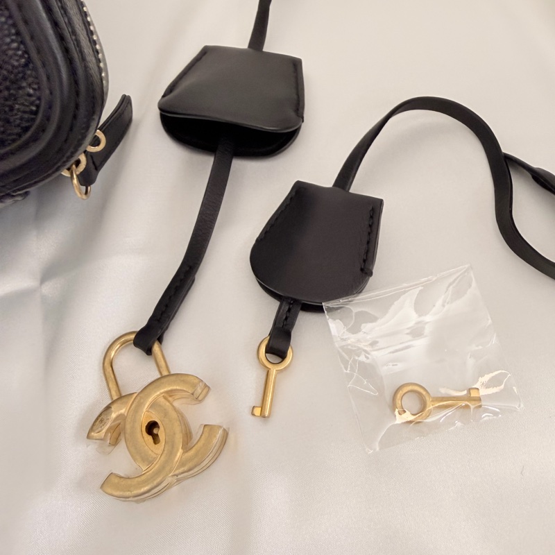 Chanel Vanity case 黑荔枝皮斜背包-39