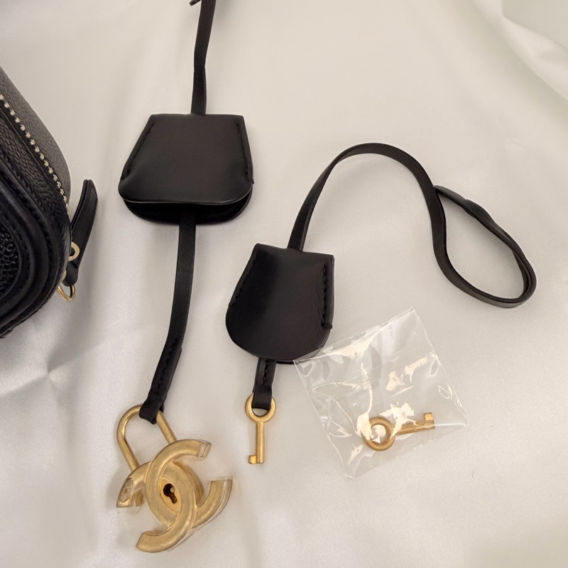 Chanel Vanity case 黑荔枝皮斜背包-40