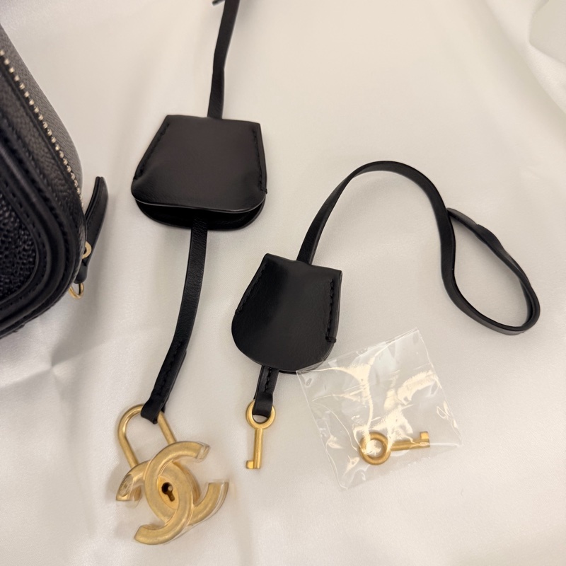 Chanel Vanity case 黑荔枝皮斜背包-41