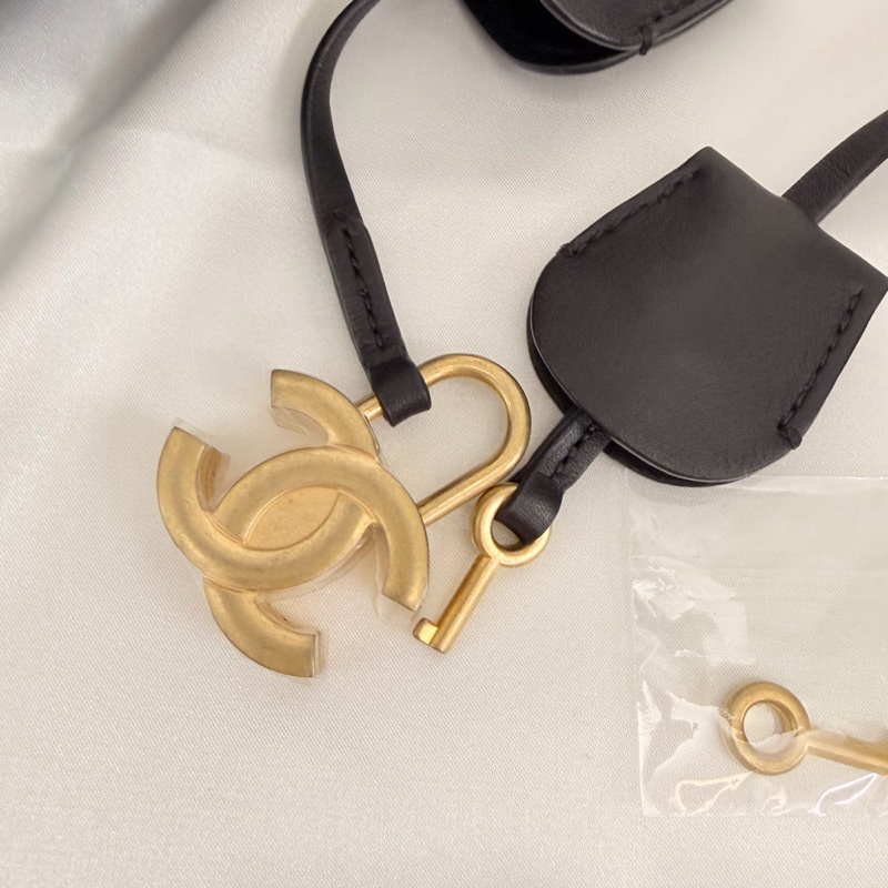 Chanel Vanity case 黑荔枝皮斜背包-42