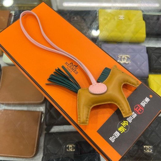 東區正精品㊣HERMES 全新愛馬仕奶茶色拼錦葵紫薄荷綠小馬吊飾掛飾Z刻 RZ6433-0