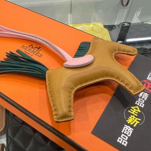 東區正精品㊣HERMES 全新愛馬仕奶茶色拼錦葵紫薄荷綠小馬吊飾掛飾Z刻 RZ6433-1