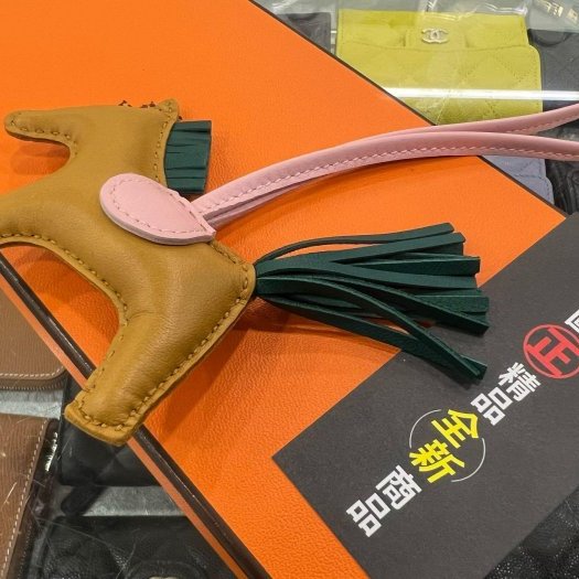 東區正精品㊣HERMES 全新愛馬仕奶茶色拼錦葵紫薄荷綠小馬吊飾掛飾Z刻 RZ6433-2