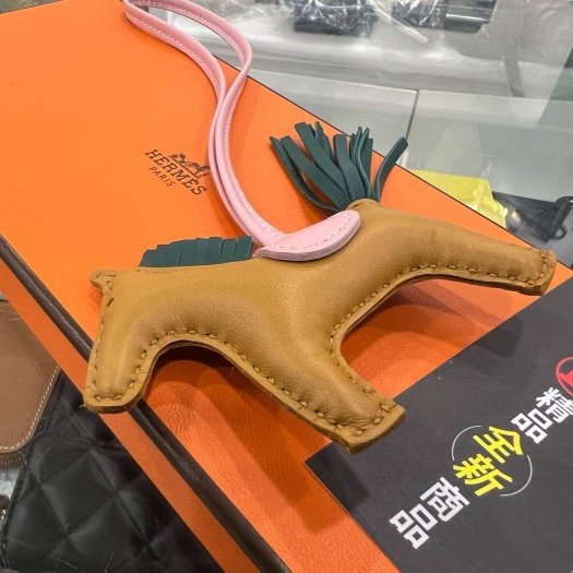 東區正精品㊣HERMES 全新愛馬仕奶茶色拼錦葵紫薄荷綠小馬吊飾掛飾Z刻 RZ6433-3