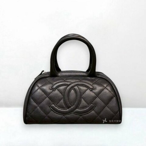 A13065-CHANEL 黑色荔枝牛皮大logo保齡球包A30803