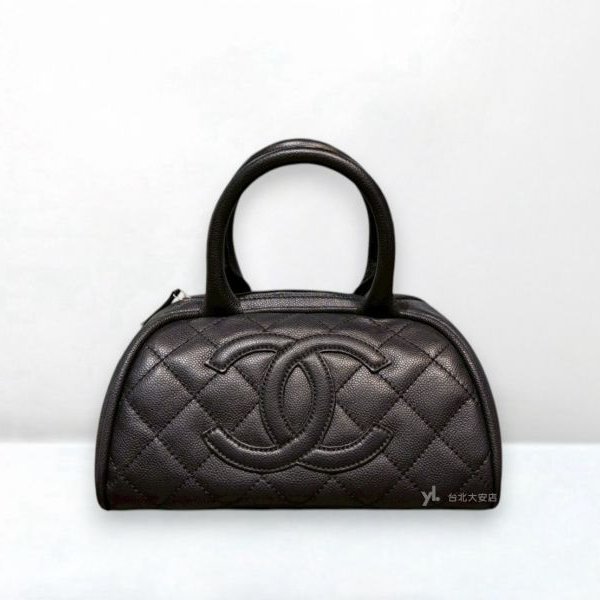 A13065-CHANEL 黑色荔枝牛皮大logo保齡球包A30803-0