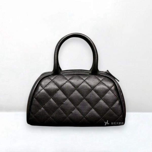 A13065-CHANEL 黑色荔枝牛皮大logo保齡球包A30803-3