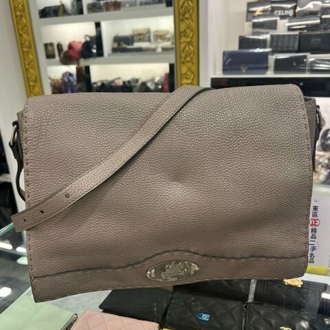 東區正精品㊣FENDI 鐵灰色牛皮銀牌翻蓋斜背包肩背包 RZ5029