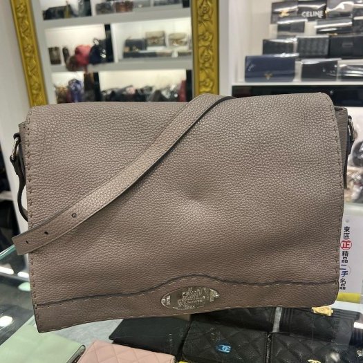 東區正精品㊣FENDI 鐵灰色牛皮銀牌翻蓋斜背包肩背包 RZ5029-0
