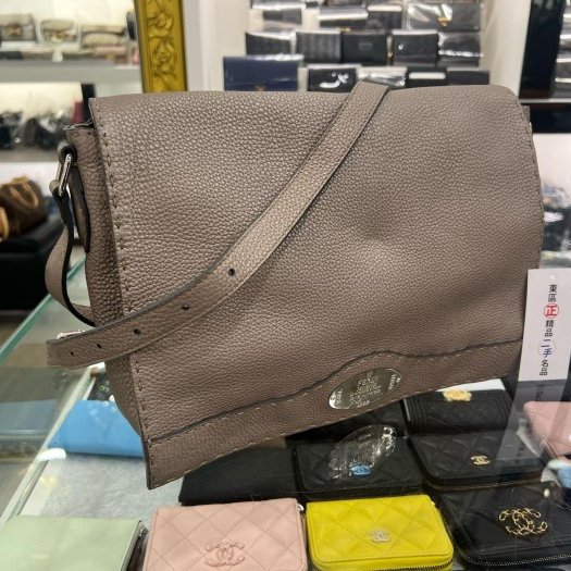 東區正精品㊣FENDI 鐵灰色牛皮銀牌翻蓋斜背包肩背包 RZ5029-1