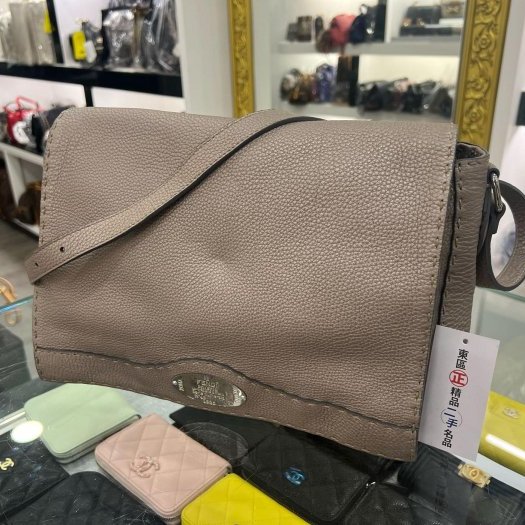 東區正精品㊣FENDI 鐵灰色牛皮銀牌翻蓋斜背包肩背包 RZ5029-2