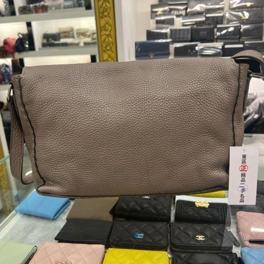 東區正精品㊣FENDI 鐵灰色牛皮銀牌翻蓋斜背包肩背包 RZ5029-3