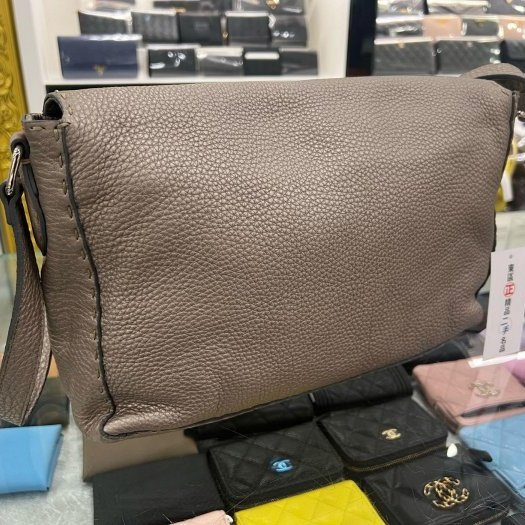 東區正精品㊣FENDI 鐵灰色牛皮銀牌翻蓋斜背包肩背包 RZ5029-4