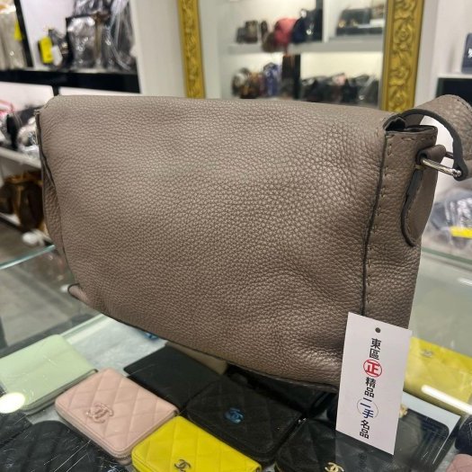 東區正精品㊣FENDI 鐵灰色牛皮銀牌翻蓋斜背包肩背包 RZ5029-5