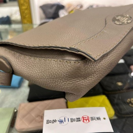 東區正精品㊣FENDI 鐵灰色牛皮銀牌翻蓋斜背包肩背包 RZ5029-6