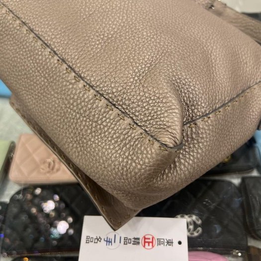 東區正精品㊣FENDI 鐵灰色牛皮銀牌翻蓋斜背包肩背包 RZ5029-7