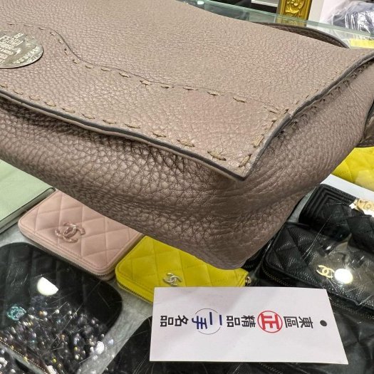 東區正精品㊣FENDI 鐵灰色牛皮銀牌翻蓋斜背包肩背包 RZ5029-8