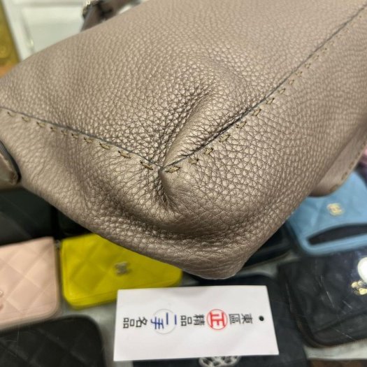 東區正精品㊣FENDI 鐵灰色牛皮銀牌翻蓋斜背包肩背包 RZ5029-9