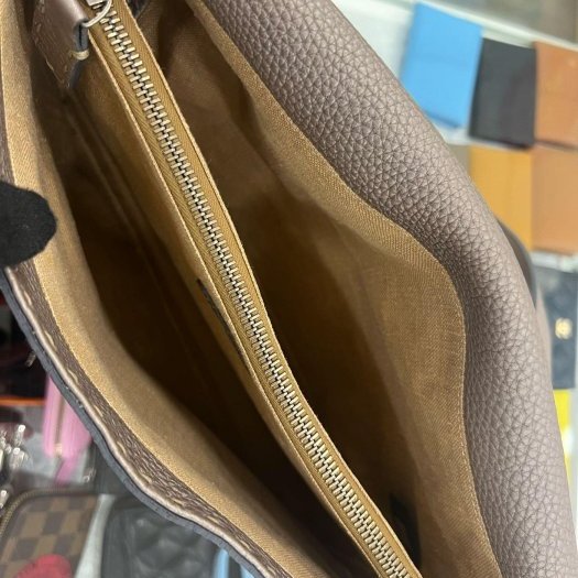 東區正精品㊣FENDI 鐵灰色牛皮銀牌翻蓋斜背包肩背包 RZ5029-10