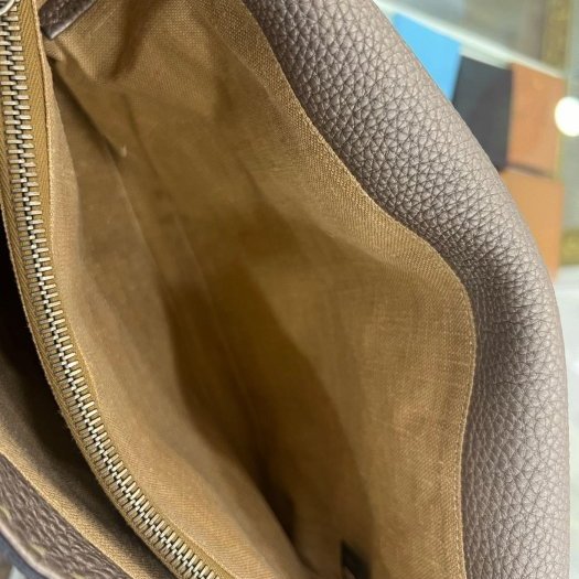 東區正精品㊣FENDI 鐵灰色牛皮銀牌翻蓋斜背包肩背包 RZ5029-11