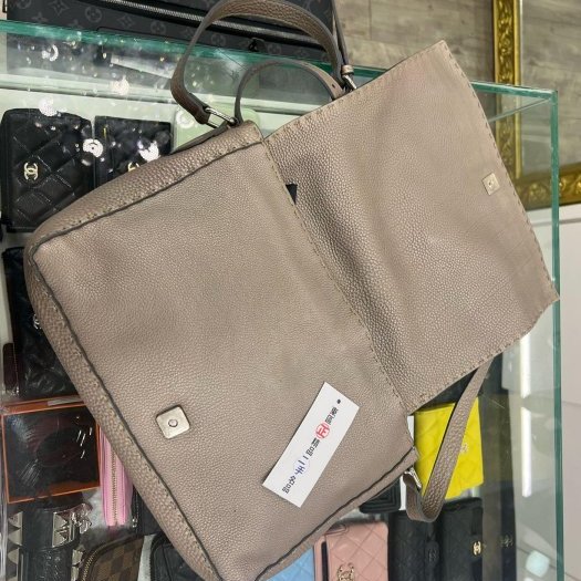 東區正精品㊣FENDI 鐵灰色牛皮銀牌翻蓋斜背包肩背包 RZ5029-13