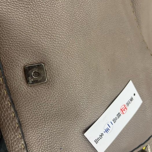 東區正精品㊣FENDI 鐵灰色牛皮銀牌翻蓋斜背包肩背包 RZ5029-14
