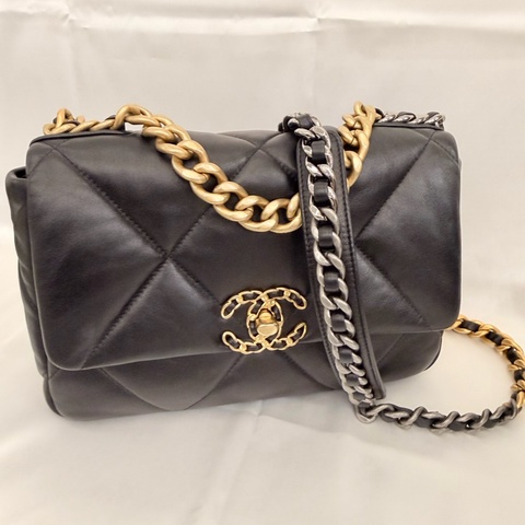 Chanel 黑羊皮19斜背包