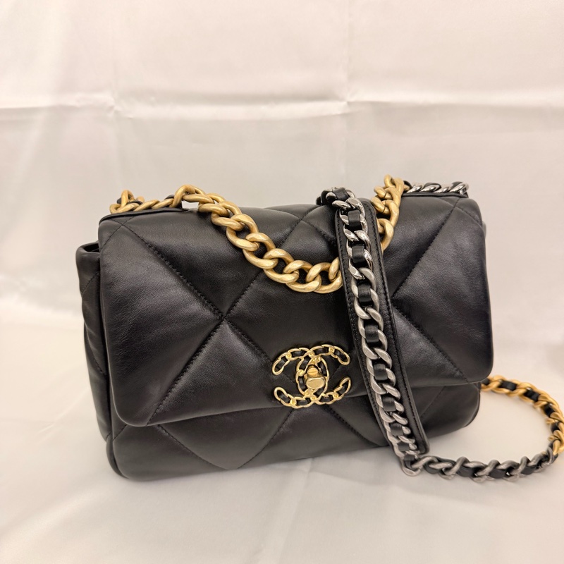Chanel 黑羊皮19斜背包-1