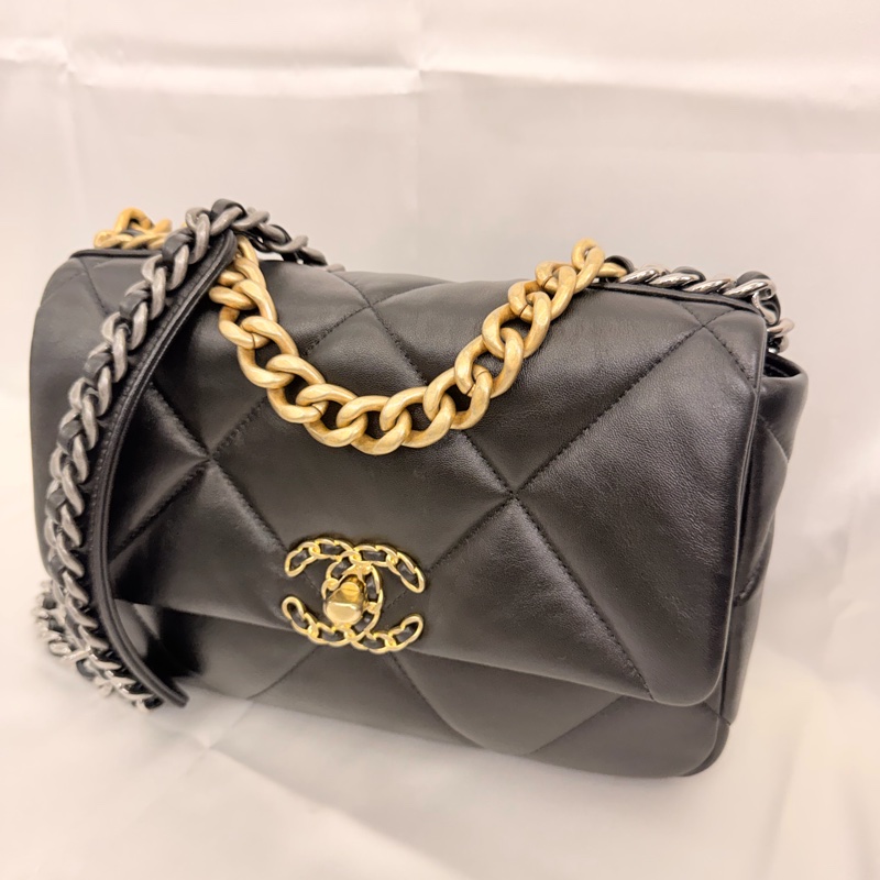 Chanel 黑羊皮19斜背包-2