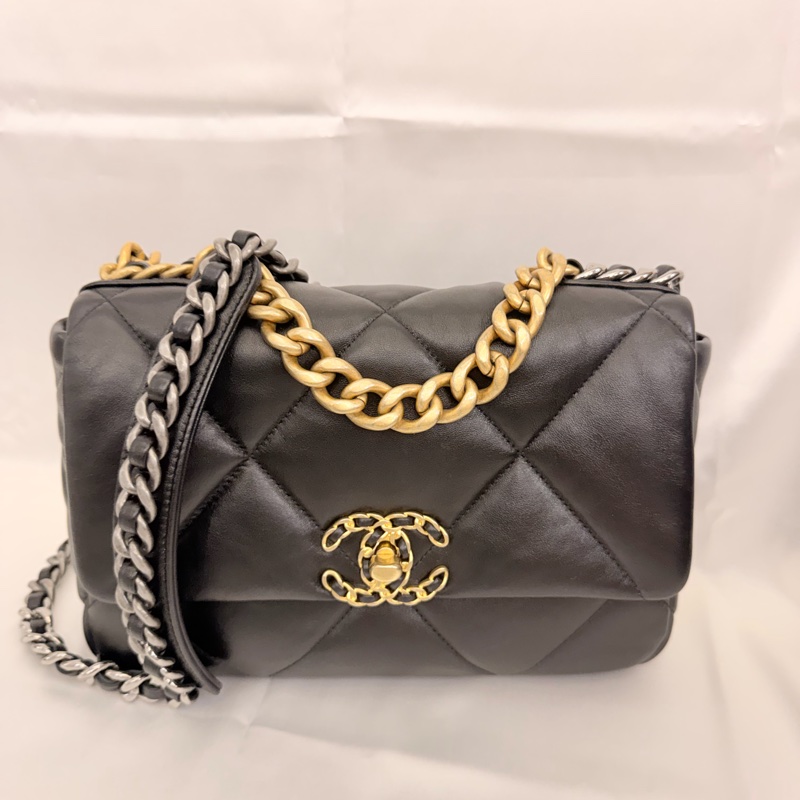 Chanel 黑羊皮19斜背包-3