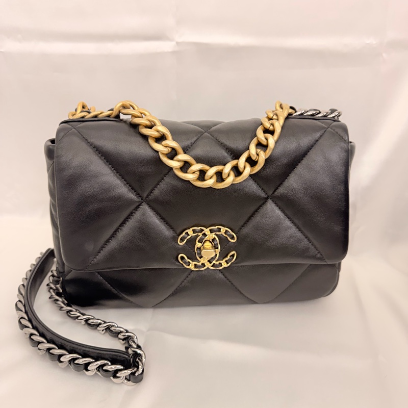 Chanel 黑羊皮19斜背包-6